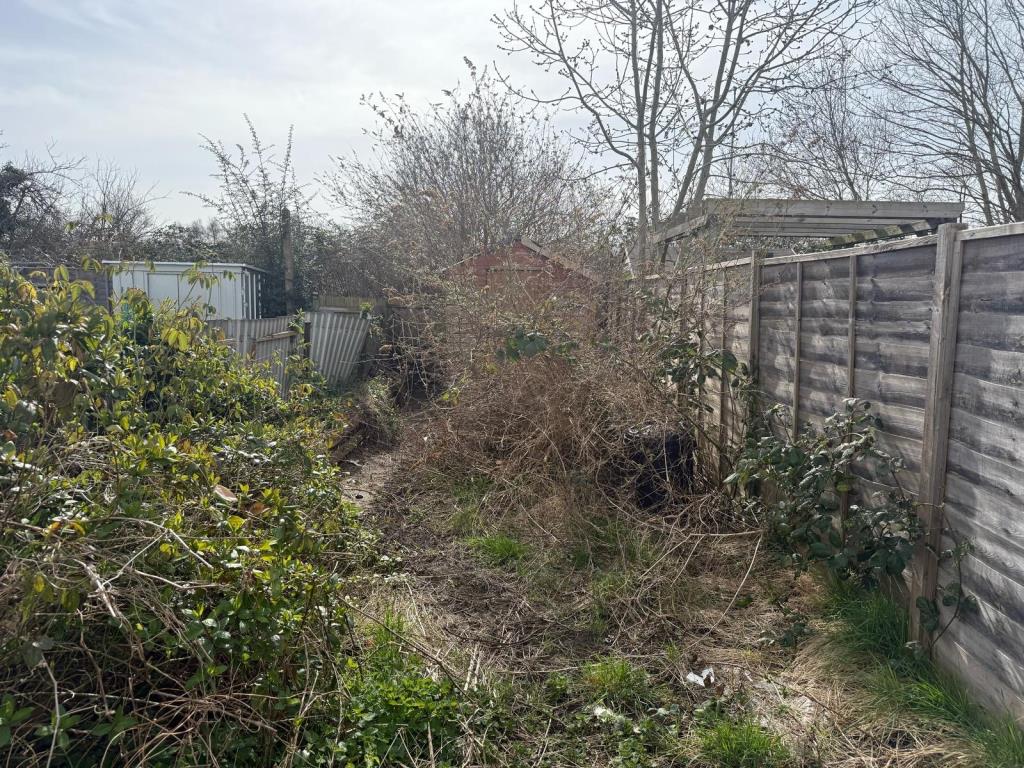Lot: 114 - MID-TERRACE HOUSE FOR IMPROVEMENT - Rear garden